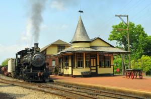New_Hope_Ivyland_Railroad_train_at_station_c6e6728b-b774-44cd-82f6-fcfcd207570a